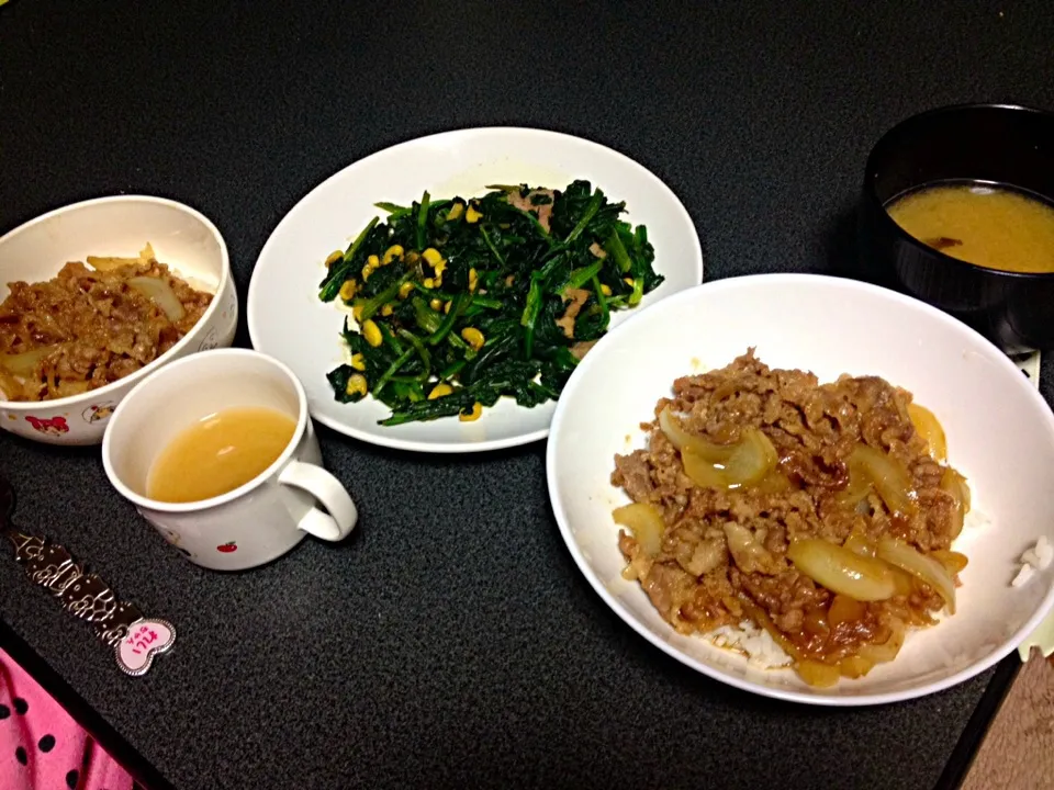 焼肉丼•ほうれん草とコーンのバター醤油炒め|うるしちかさん