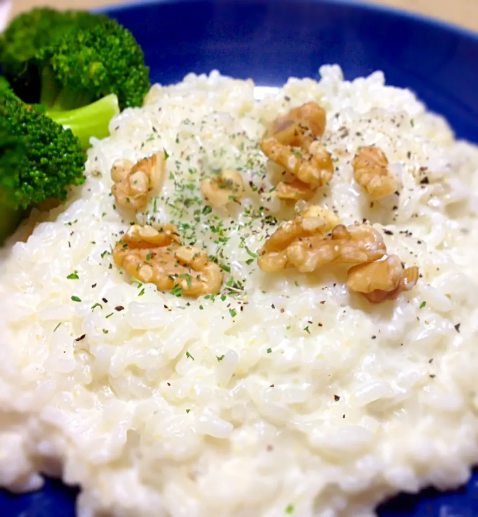 今日のお昼ごはん。余ったごはんとワインのアテで作る、ゴルゴンゾーラのリゾット🇮🇹|喰いしんぼう豚さん