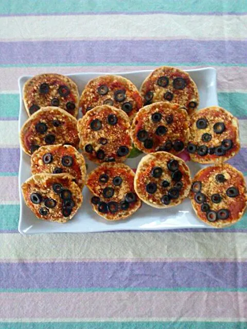 Scary English muffin pizzas!!|Polly Gelfusoさん