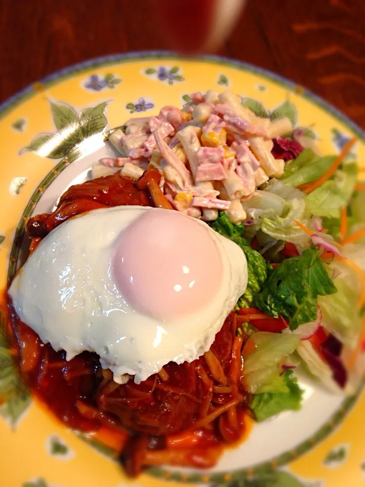 煮込みハンバーグ。目玉焼きのせ☻|Mahinaさん