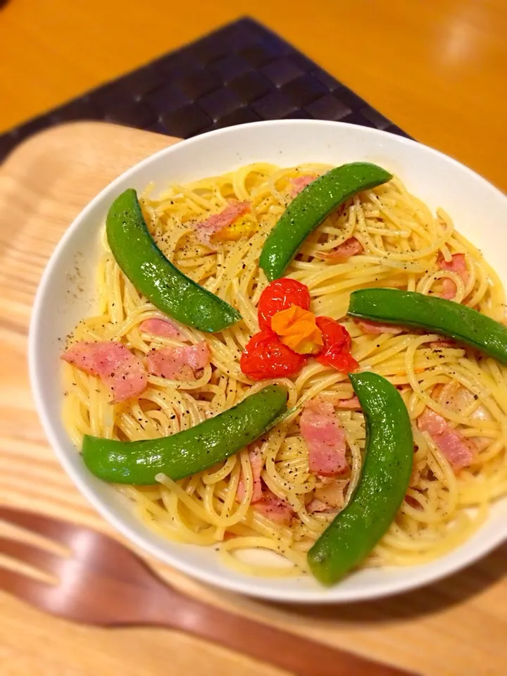 スナップえんどうとベーコンのパスタ|もなかさん