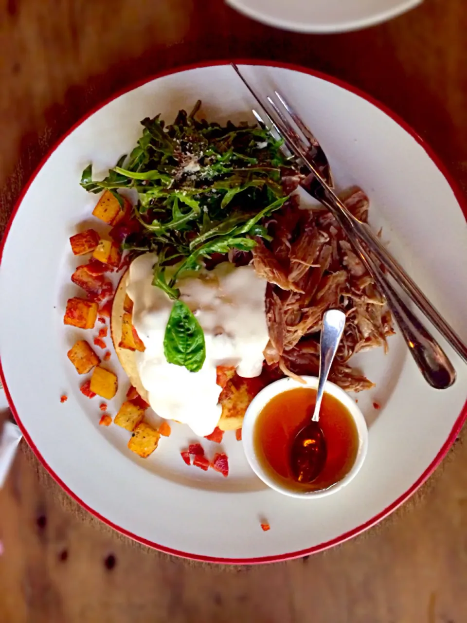 Buttermilk pancake with maple syrup, topped with seasoned sweet potatoes and sour cream, with a side of roasted duck breast and sea salted arugula|k panさん