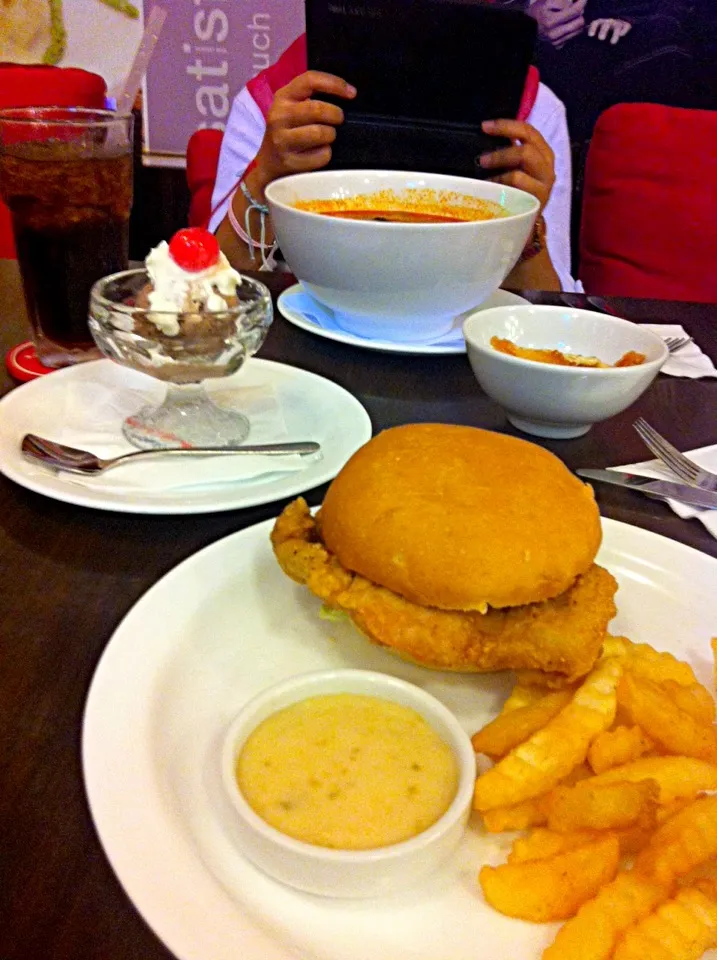 Tomyam & chicken burger with chocolate ice cream|intanlyanaさん