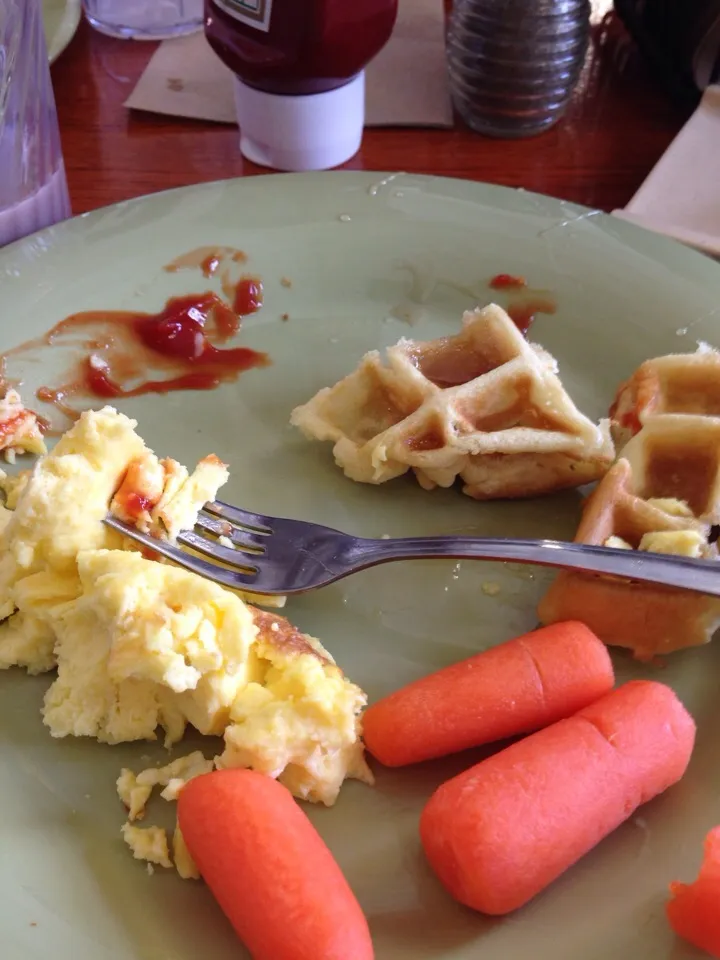 Eggs 1/4 waffle carrots 2 tater tots|April Choさん