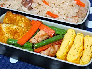 お弁当（炊き込みご飯、鯛のカレームニエル、ささみといんげんとにんじんの炒め物、卵焼き）|すーさん