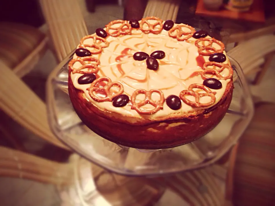 New York cheesecake with graham/pretzel crust and salted caramel sour cream topping|ashley raeさん