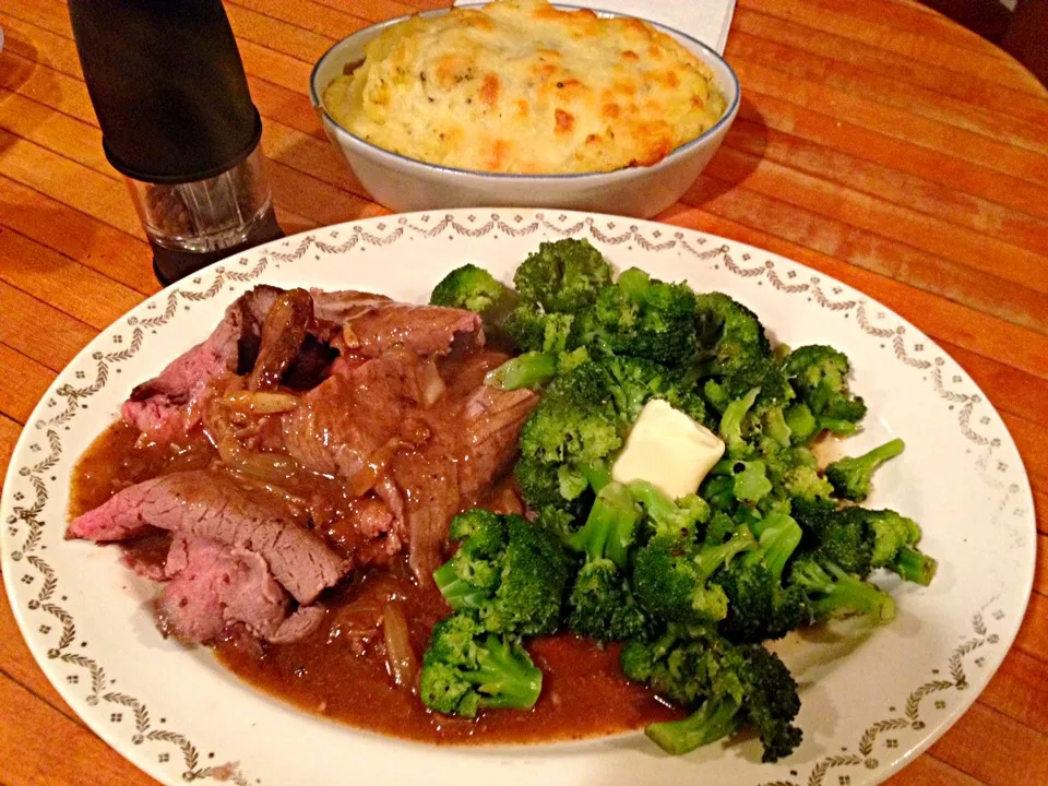 Slow roasted beef, garlic cheddar mashed potatoes and steamed broccoli|Michele Fortunatiさん