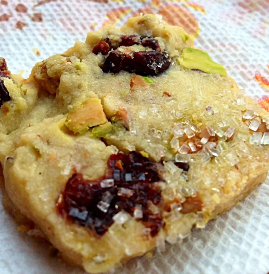 Cherry pistachio vanilla shortbread|Dean M Rogersさん