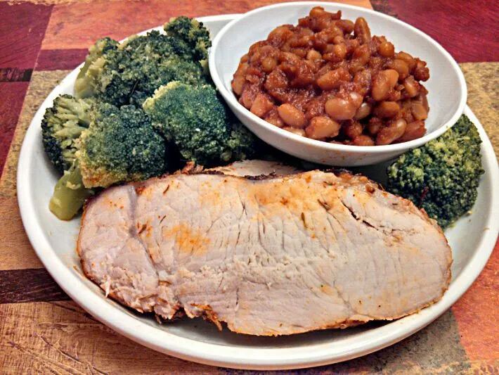 Snapdishの料理写真:Chili-glazed pork loin, baked beans, steamed broccoli|Sashi Steinerさん