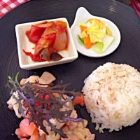 根菜と雑穀の炊き込みご飯、鳥肉のソテーの上にリンゴのコンポートなど。|高橋愛由美さん