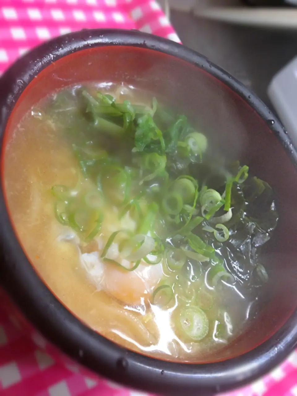 ワカメと水菜をたっぷり入れたどん兵衛袋麺の月見うどん|ハルさん