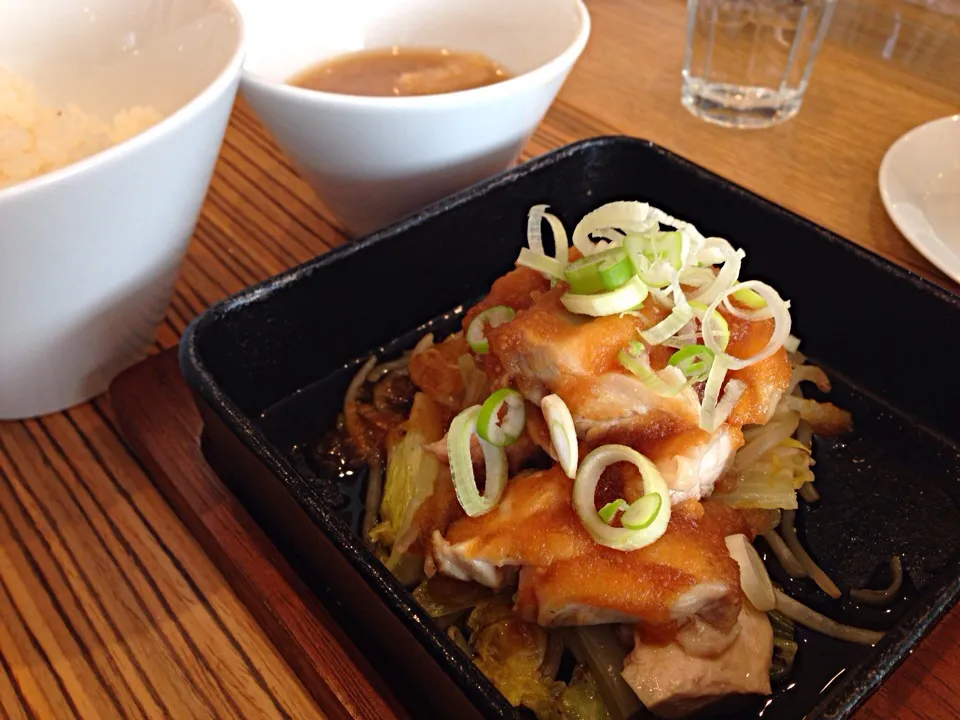 Snapdishの料理写真:鉄板焼きランチ。若鶏モモ肉のステーキ おろしポン酢。サラダ・ご飯・お味噌汁・フリードリンクつき。鉄板で出ると最後まで熱々でいい感じ。|liccaさん