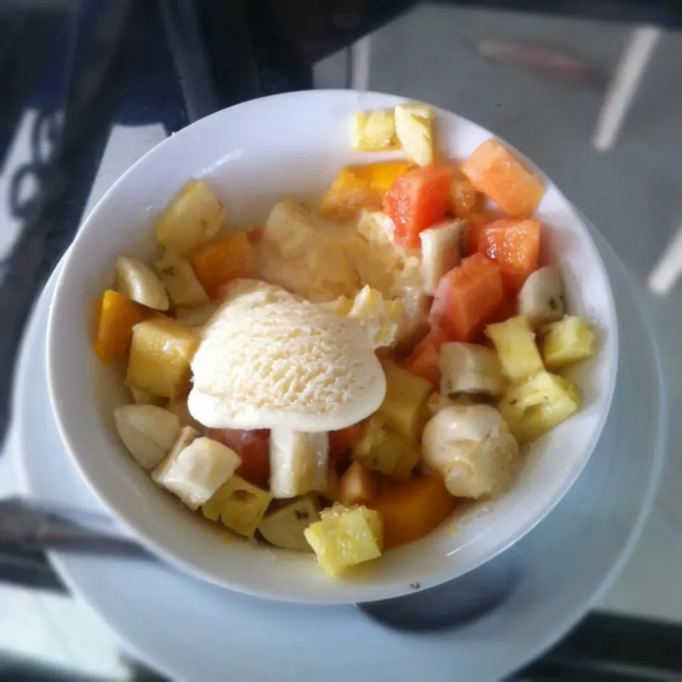 Fruit Salad with Ice Cream|chanathさん