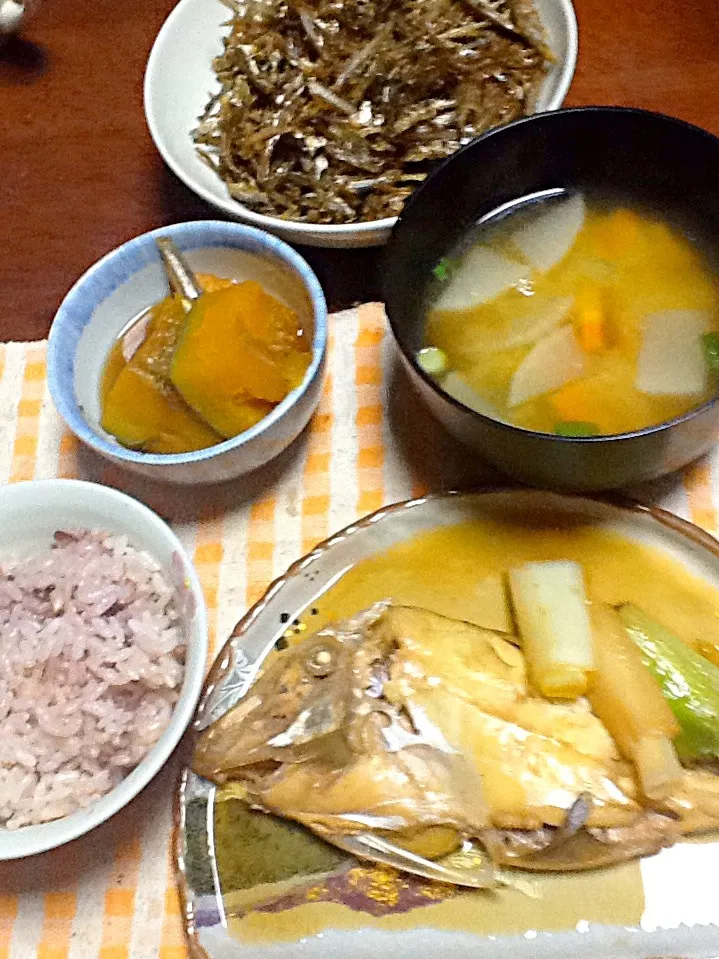 クロハギの煮付け 🎃の煮物 根菜の味噌汁 いりこの佃煮|掛谷節子さん