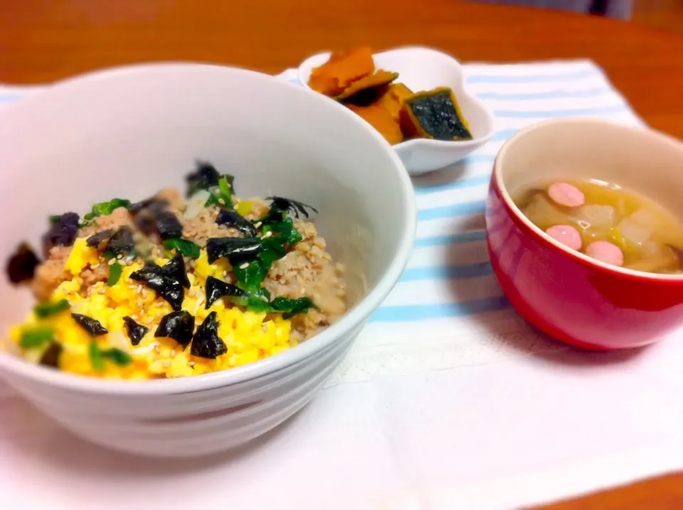 二色丼、かぼちゃの煮物、根菜のスープ|カナエさん