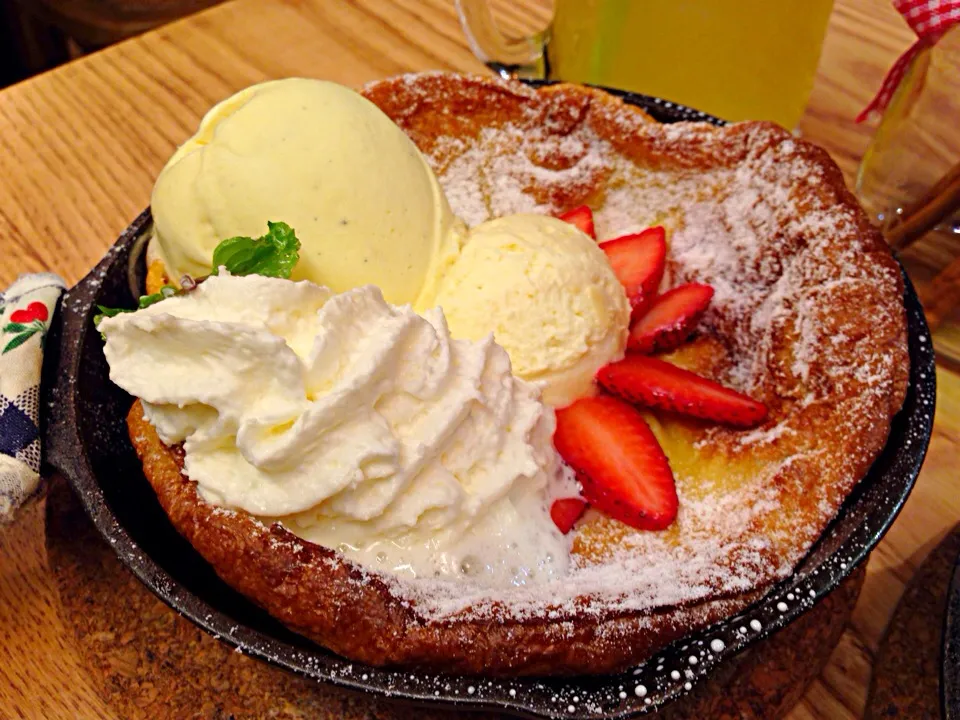 Dutch Baby Pancake with Vanilla ice cream, Strawberry and Cream Cheese|Natenapit W.さん