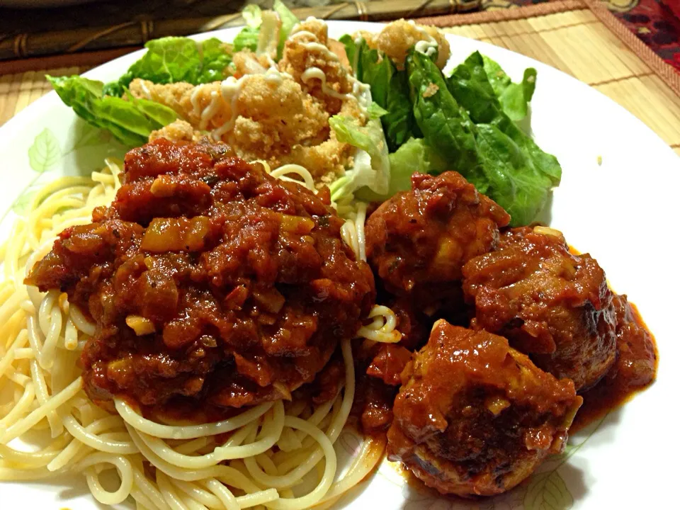 Chicken meatball spaghetti with sundried tomatoes and sweet paprika with a side of battered calamari and crispy salad|Mummy Masayuさん