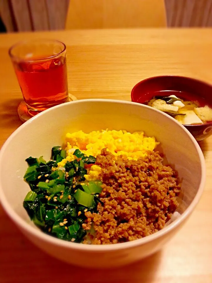 Snapdishの料理写真:３色そぼろ丼
豆腐･油揚げ･わかめの味噌汁|akiko🌈さん