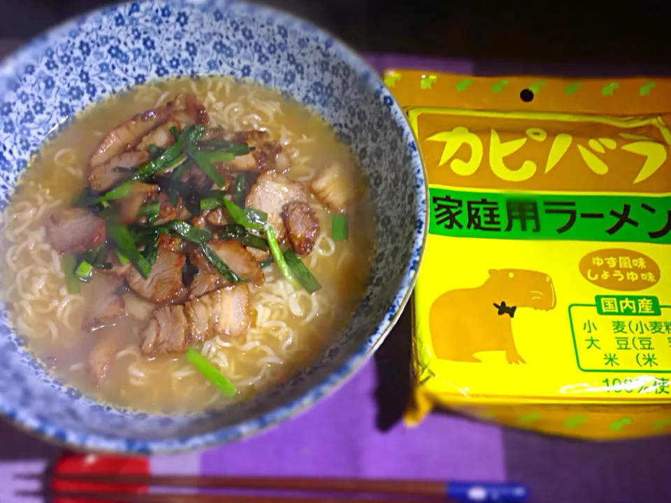 カピバララーメン、にらバラ焼豚のせ|あつしさん