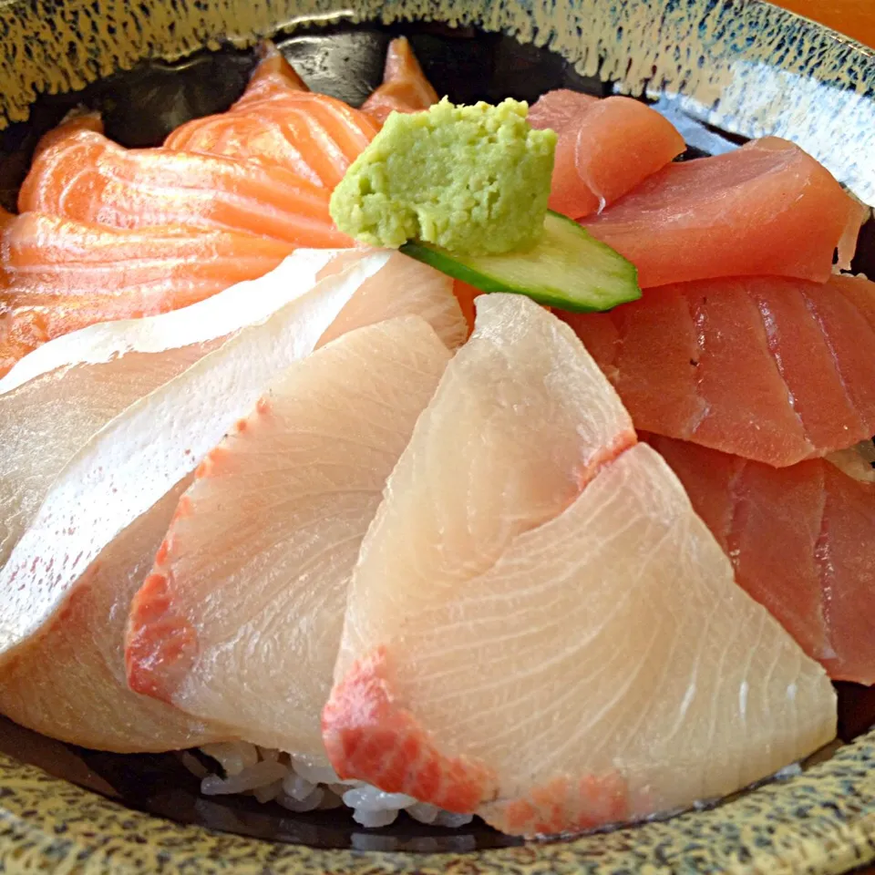 Snapdishの料理写真:三色丼   生鮪、天然ハマチ、サーモン|梅花権現さん