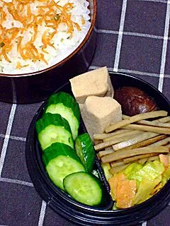 お弁当（ちりめんじゃこのせご飯、高野豆腐と干し椎茸の煮物、きんぴらごぼう、キャベツとベーコンのカレー炒め、きゅうりの浅漬け）|すーさん