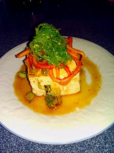 soft tofu with sesame soy sauce topped with seaweed salad & some Korean salad dish.|Jiraphon Gさん