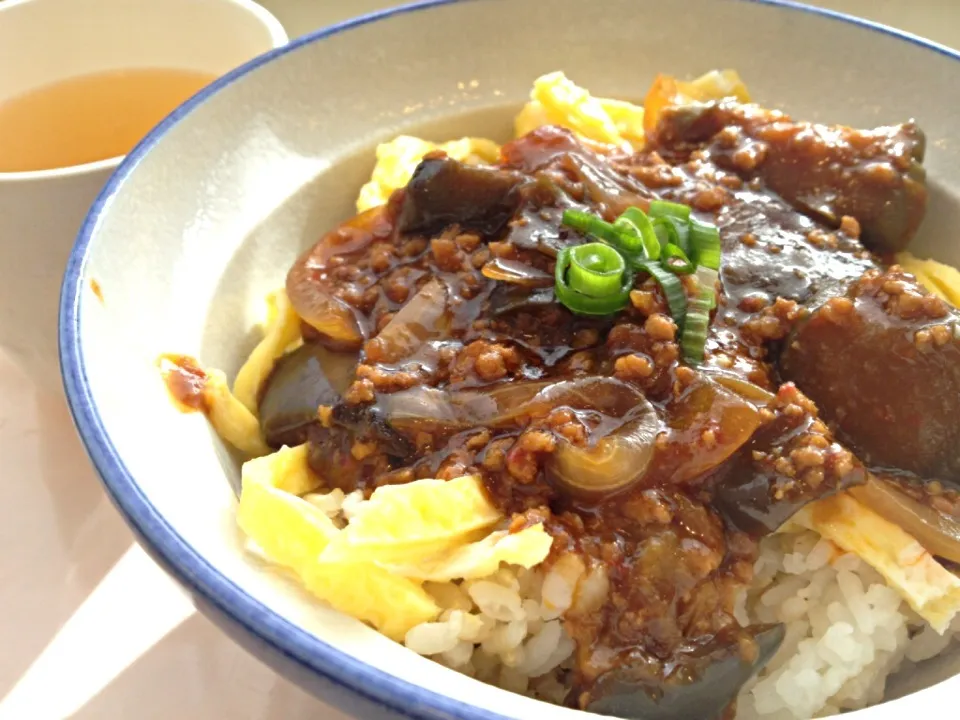 豚挽肉とナスの味噌炒め丼。490円。ちょいと割高？！|ルーア・ブランカさん