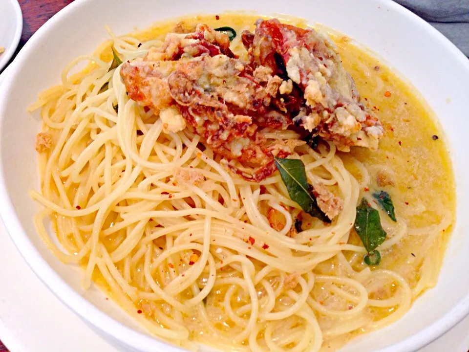 Snapdishの料理写真:Golden Soft Shell Crab Spaghetti|Cerisseさん