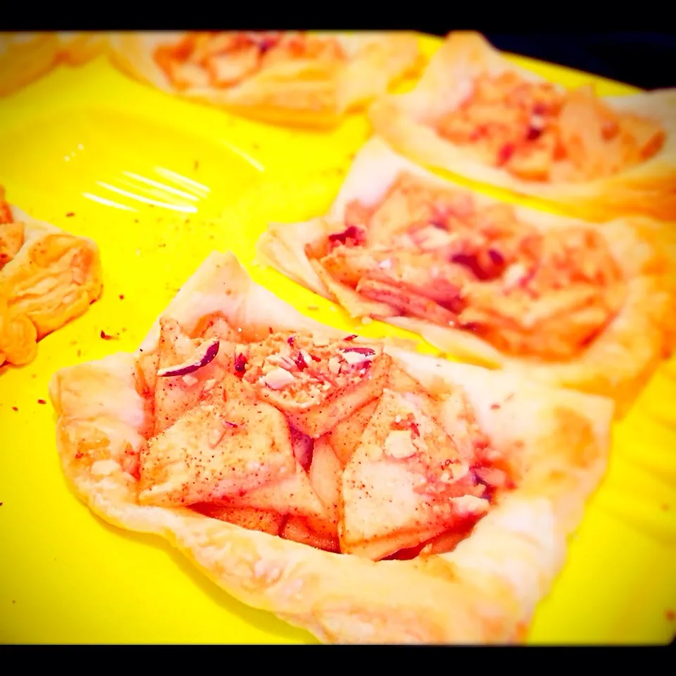 Snapdishの料理写真:Yuka Nakataさんの料理 30 mins Apple pies 30分でできるアップルパイ♪|すずらんさん