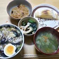 Snapdishの料理写真:中華丼 麻婆春雨  たこときゅうりの和え物  中華スープ  アップルパイ|佐竹真梨子さん