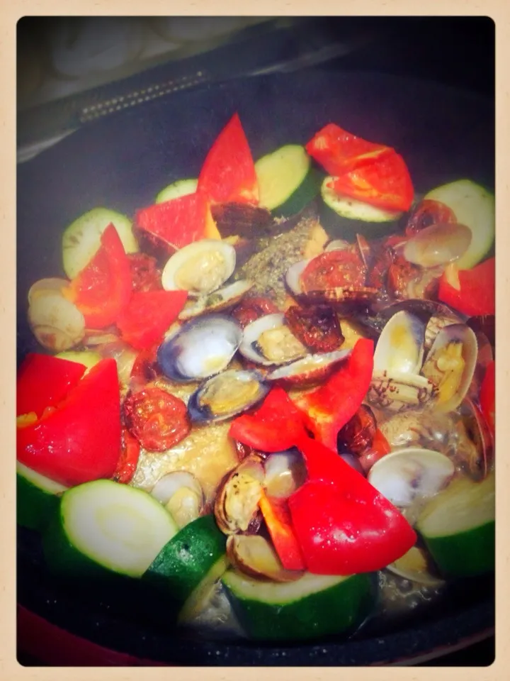 サーモンとあさり、自家製ドライトマトでアクアパッツァ❤️|mieko matsuzakiさん