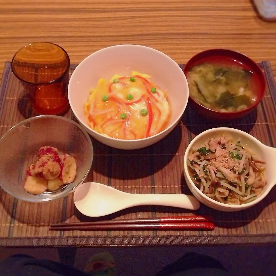 天津飯、豚ニラモヤシの炒め物、さつまいもの胡麻和え|はるさん