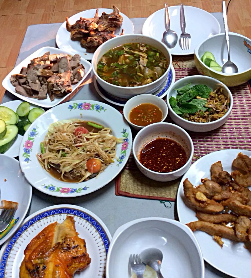 ตำไทย ตำปูปลาร้า ลิ้นหมู หมูทอดกระเทียม ลาบปลาดุก ไก่ย่าง ต้มแซ่บ|Siriwan Sopakaneeさん