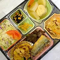 Snapdishの料理写真:日替り弁当 鶏団子と大根の煮物|kurita820さん