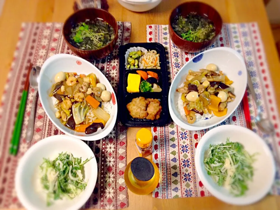 中華丼、わかめスープ、大根と水菜とホタテのマヨサラダ、もらってきた冷食おかず。|あすみさん