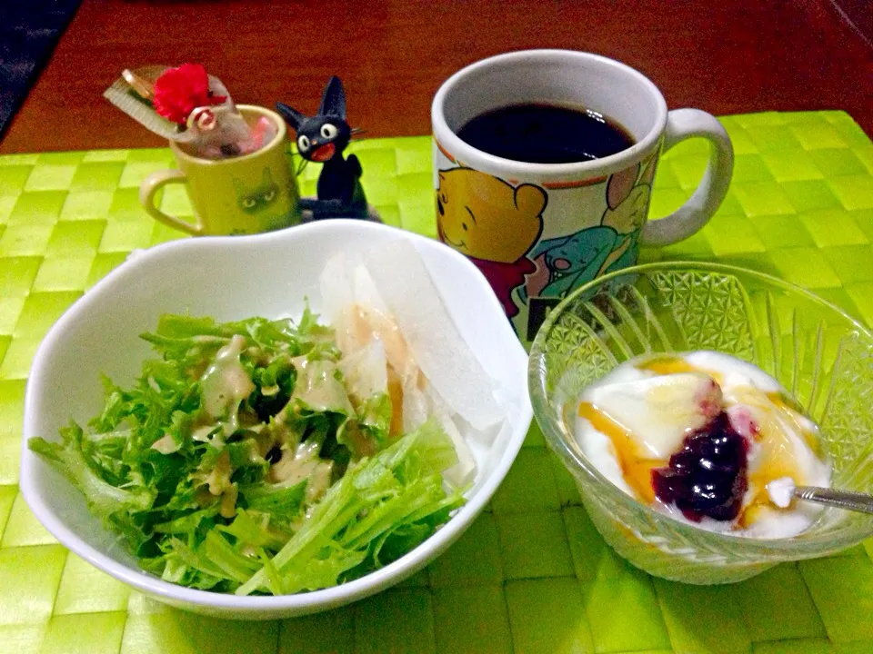 Snapdishの料理写真:水菜サラダ＆蜂蜜ベリーヨーグルト🐝🍇☕️|マニラ男さん