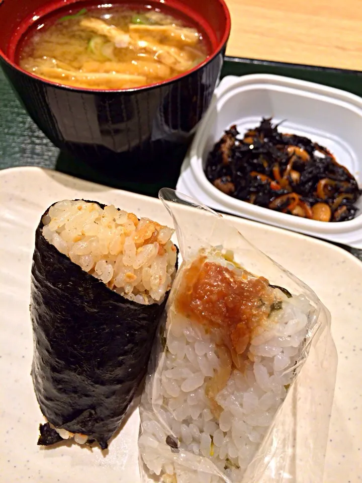 今朝は、晩菊ホタテの卵味噌と、鶏ごぼうのおにぎりに、豆鹿尾菜とお味噌汁でした。|Takashi H.さん