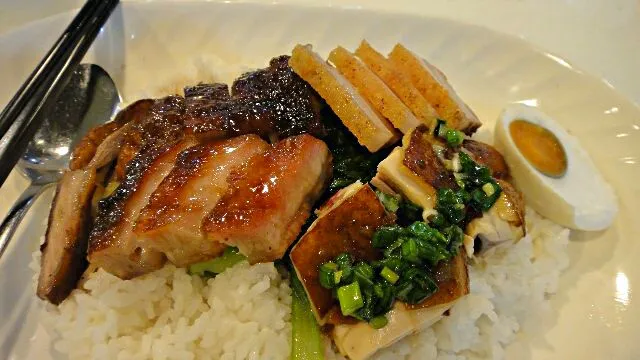 rice with crispy pork and honey roasted pork rib|sachaさん