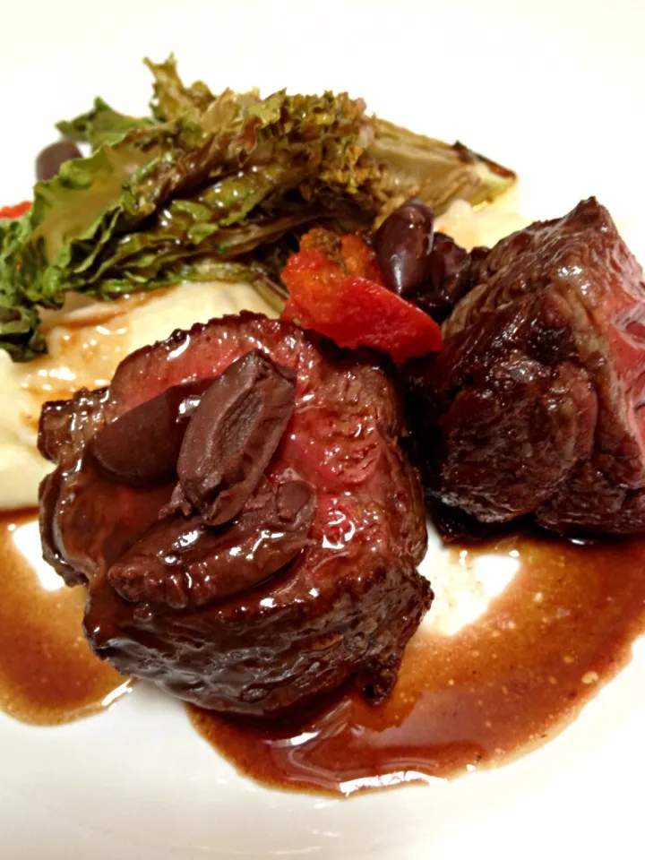 Seared beef tenderloin, mashed potatoes, grilled lettuce, dried tomatoes and red wine sauce|12Dragonさん