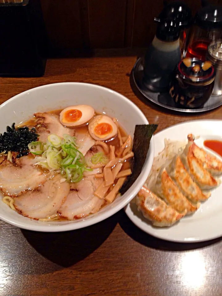 Snapdishの料理写真:竈浜松店 くんたまチャーシュー麺と浜松餃子|酩酊親父さん