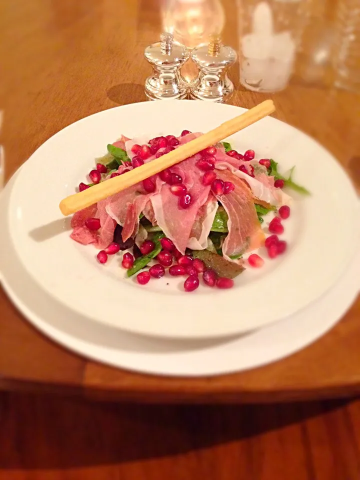 Salad of mixed greens, shaved fennel, prosciutto and pomegranate with pomegranate vinaigrette and grissini breadstick|Allisonさん