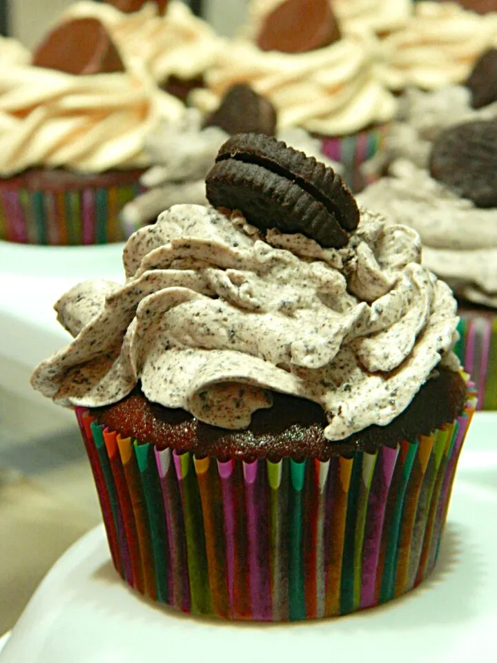 Cookies and Cream Cupcakes with Oreo bottom (better photo)|S Theoさん