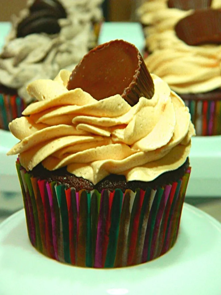 Chocolate Peanut Butter Cupcakes with Peanut Butter Cup inside (better photo)|S Theoさん