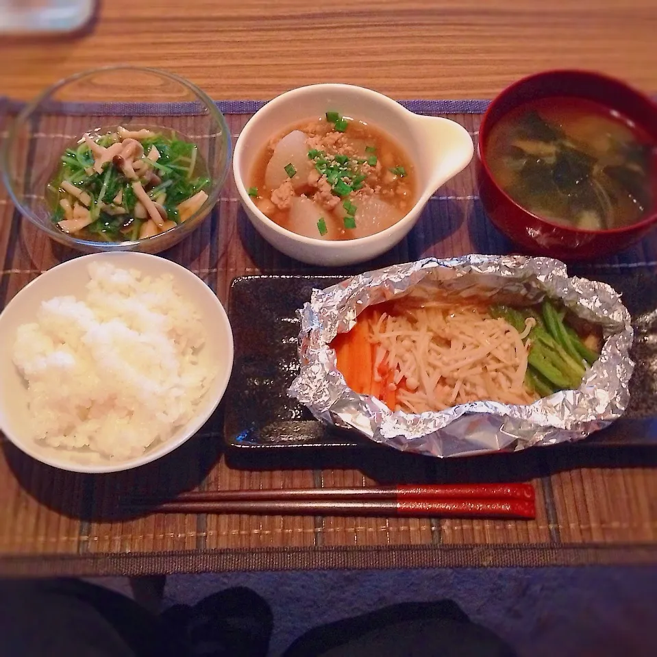 Snapdishの料理写真:鮭のホイル焼き、大根のひき肉餡掛け煮、水菜としめじのお浸し|はるさん