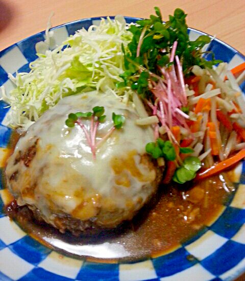 チーズinハンバーグ(高野豆腐入り)家庭的ハンバーグのレシピつけました、お料理初心者さん向けです