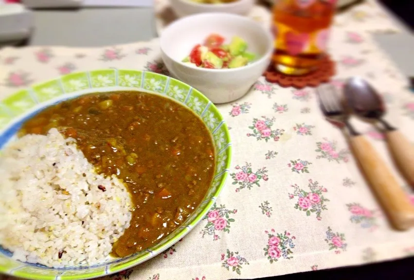 Snapdishの料理写真:野菜たーっぷりキーマカレー、アボカドとクリチトマトのサラダ！|小松田紋子さん