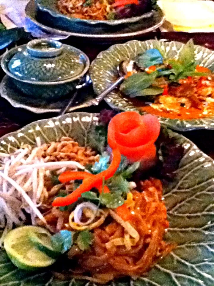 Snapdishの料理写真:Pad Thai and Chicken red curry|miho uemueraさん