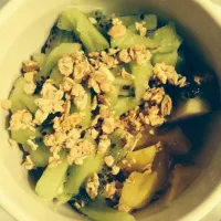 Snapdishの料理写真:Pineapple & kiwi + crunchy muesli for breakfast.|Joannaさん