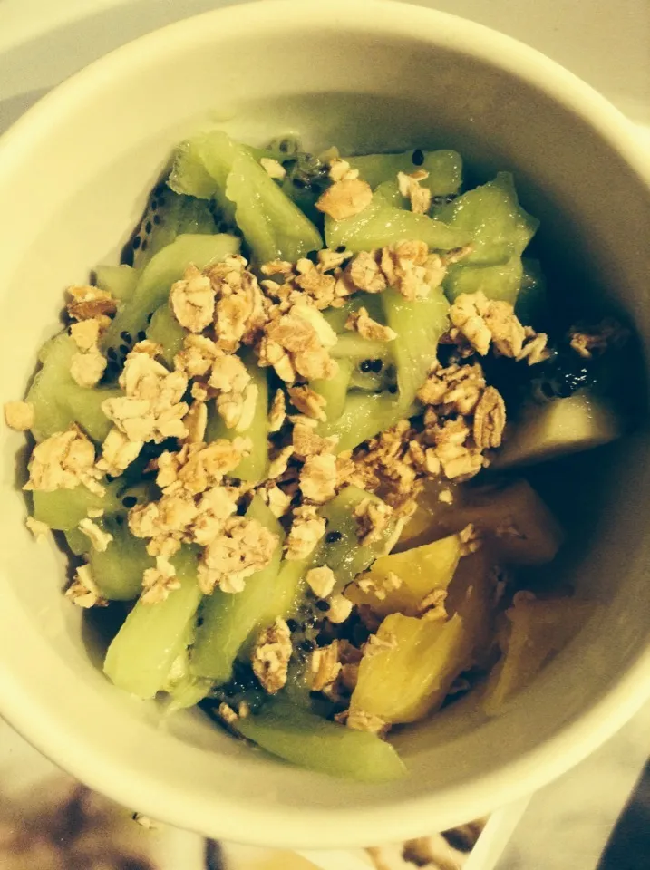 Pineapple & kiwi + crunchy muesli for breakfast.|Joannaさん