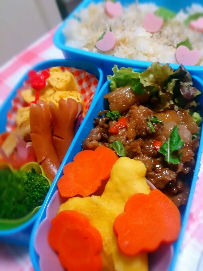 Snapdishの料理写真:しょうが焼き弁当
だし巻き玉子卵
ウインナー
エリンギ炒め
ナゲット
ブロッコリー、人参
じゃこご飯
雪は降らなかったのかな。冷たい朝です。|Reikoさん